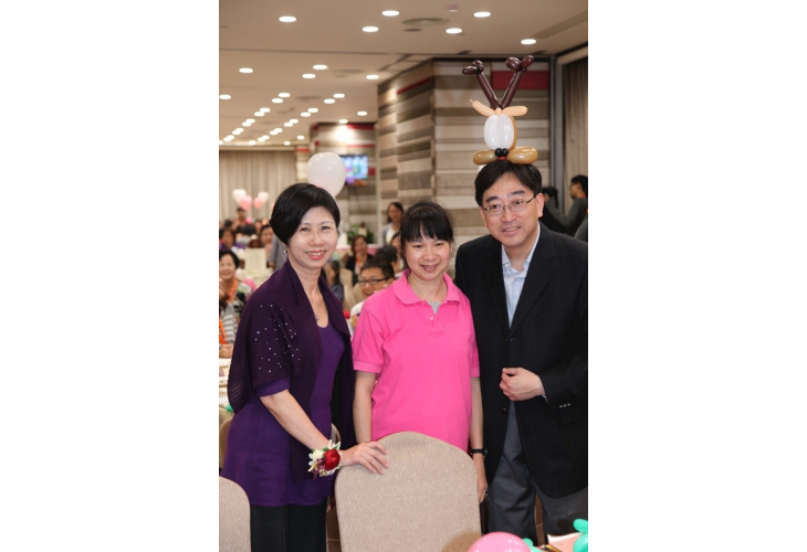 高局長與總幹事李正儀博士十分欣賞婦女義工親製的汽球裝飾