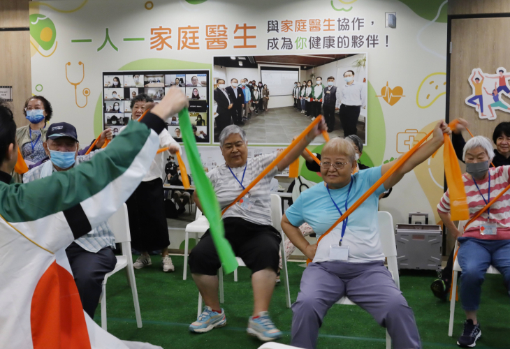 照顧者參加運動體驗班，伸展筋骨