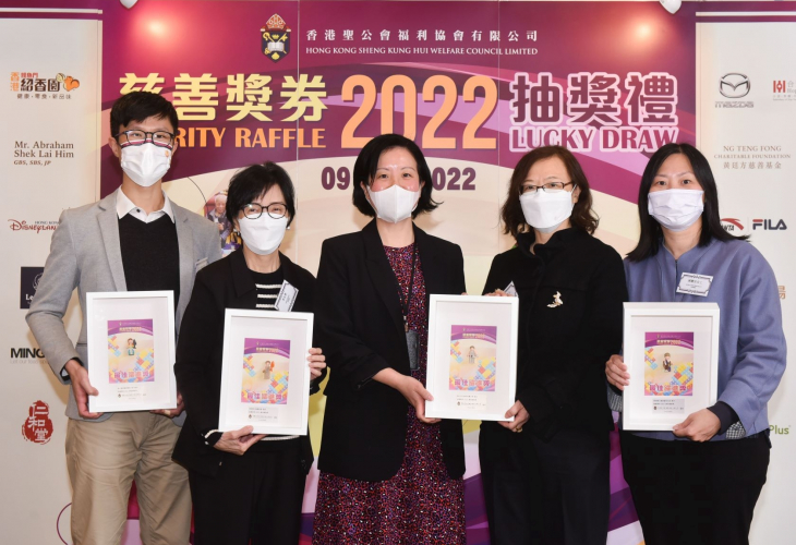 香港聖公會婦女總團團長關黃美珍女士(右二)頒發「最佳躍進獎」