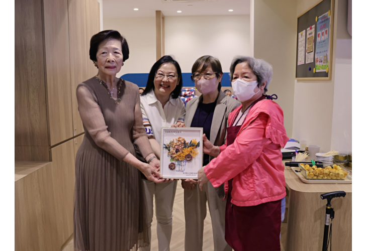 劉冼靜儀總幹事及中心代表致送紀念品予林李志德（左一）