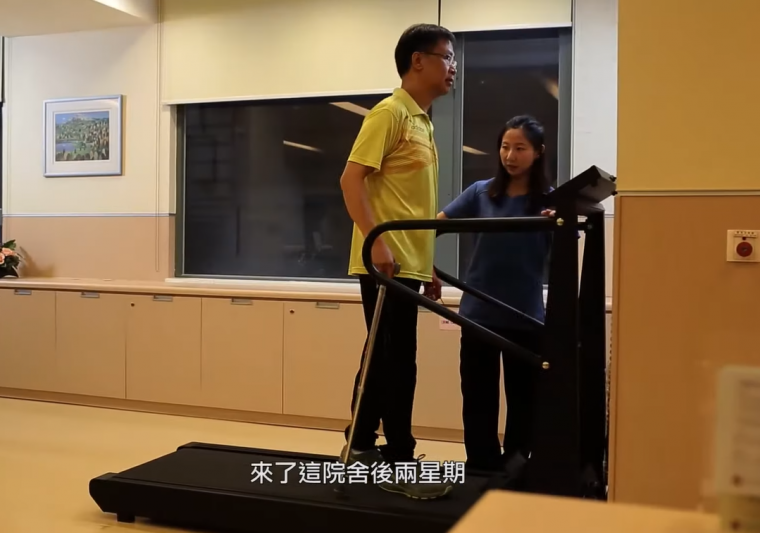 中風患者蘇先生正在進行物理治療