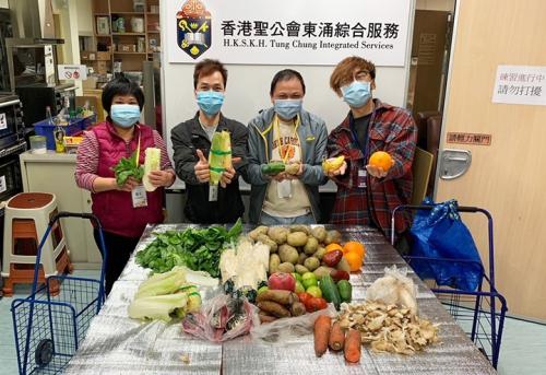 「萬事屋—東涌社區互助計劃」義工錦華協助收集街市剩餘食材贈予區內街坊