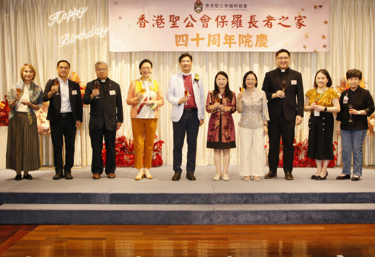 各嘉賓在台上祝酒，恭賀院舍40周年