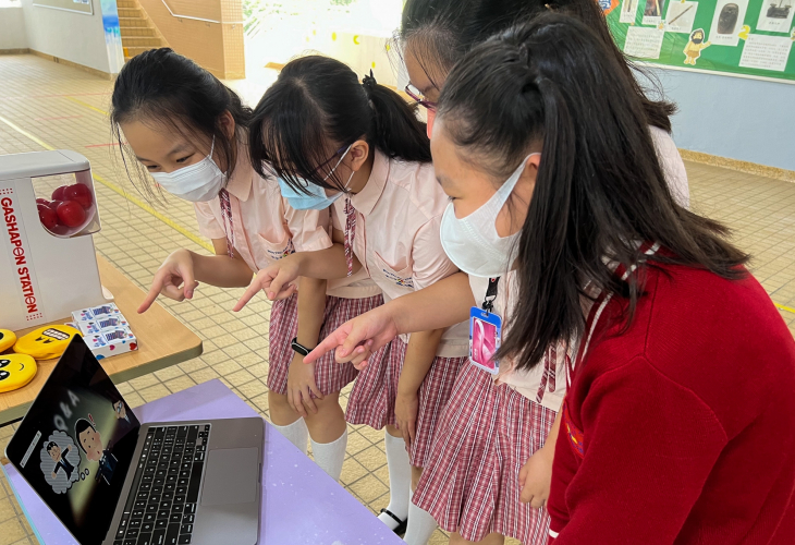 小學輔導服務社工鼓勵學生