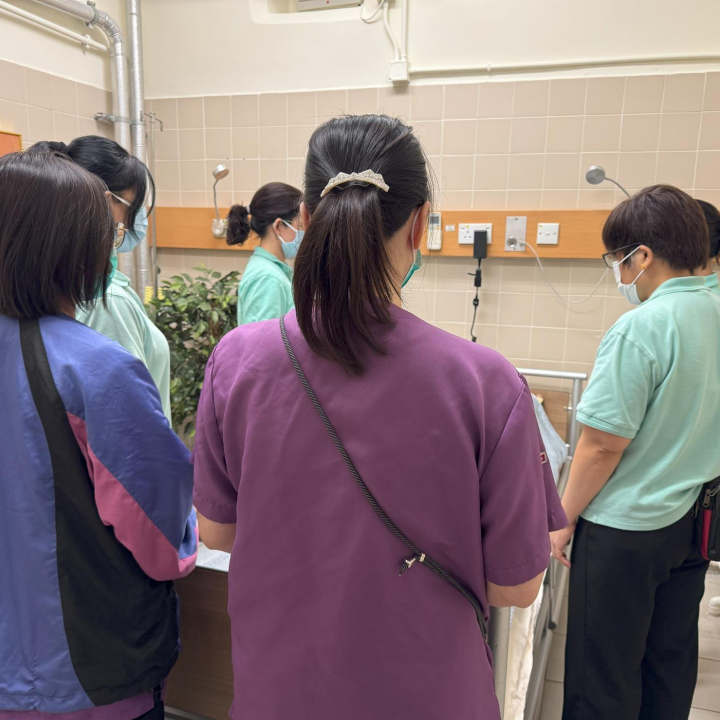 院舍職員向院友道別
