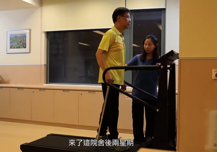 中風患者蘇先生正在進行物理治療