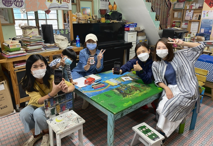 Mani及其兒子(左一及二)與「愛.孩子」的同工合照