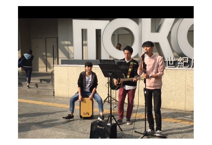 青少年於旺角街頭表演音樂