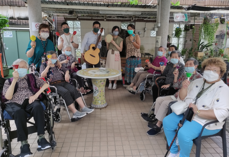 院友、家屬及同工一同譜奏樂曲,享受美妙旋律及滿足感。