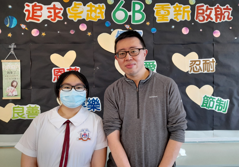 小學輔導服務處社工與同學合照