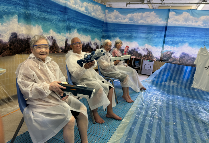 院友在院慶活動中齊齊玩水，非常投入