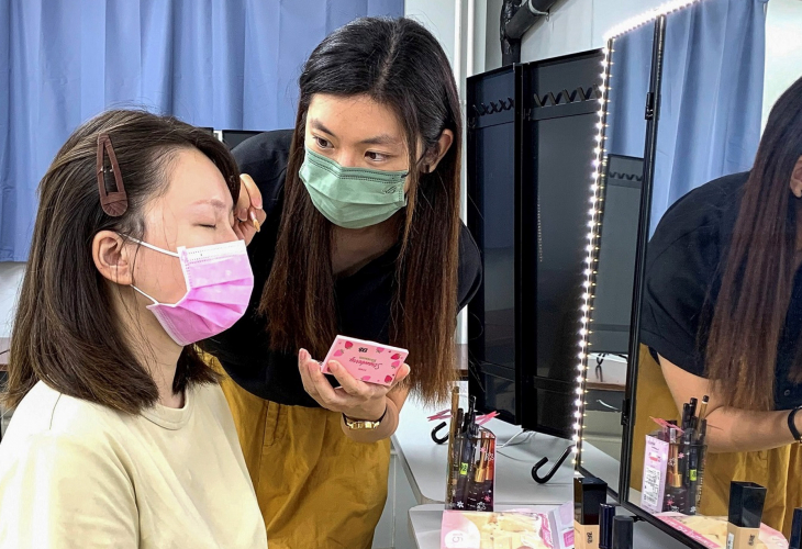 青年就業綜合服務提供不同行業的就業支援和機會，例如化妝