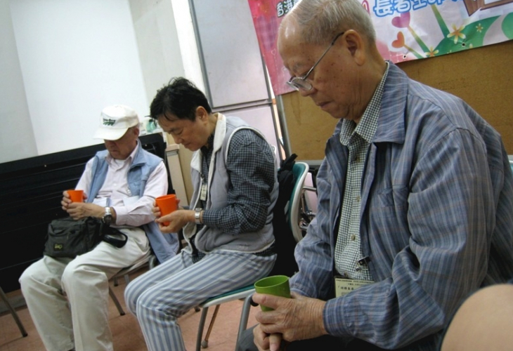 長者進行「靜嚼」練習