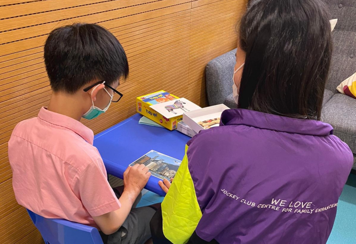言語治療師思琪利用口肌工具同步配合音樂,提昇明明發出不同聲音的能力