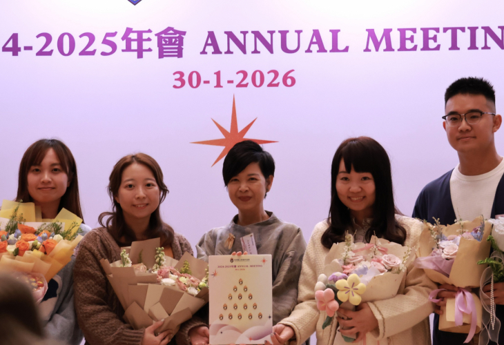 主禮嘉賓向同工頒發長期服務獎