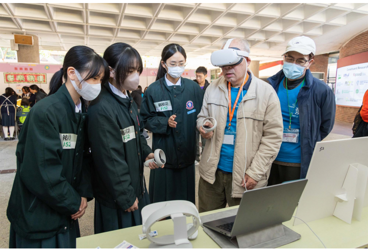 設計賽參賽學生向長者解釋產品用途及理念