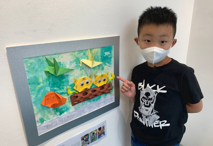 逸曦表示最喜歡作品之中以不同深淺的綠色製成的草地背景