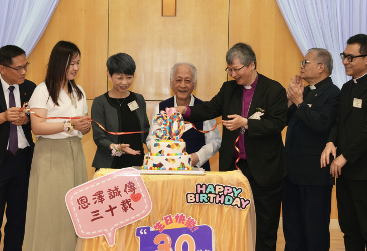 陳大主教、院友代表與各主禮嘉賓一同切生日蛋糕祝賀院舍成立三十周年。