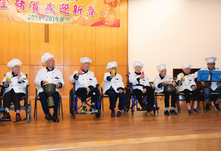 長者在院舍的節日聚餐中表演