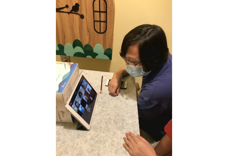 「鳳姐」在新冠肺炎疫情期間定時定候利用Zoom與一班會員談天說地