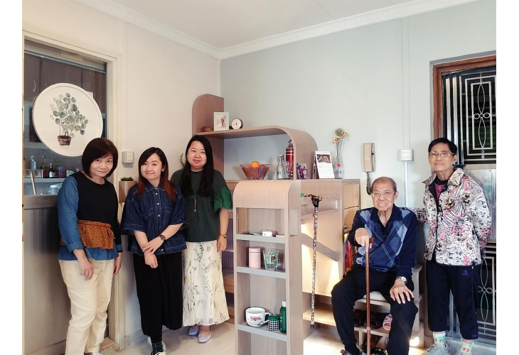 團隊與龐生和龐太一起在單位裡合照