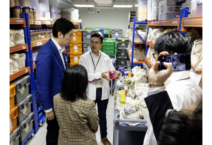 八達通行政總裁應天麒及香港聖公會福利協會總幹事劉冼靜儀到訪恩澤 膳九龍城服務中心，了解恩澤膳短期食物援助服務及平台的運作情況。