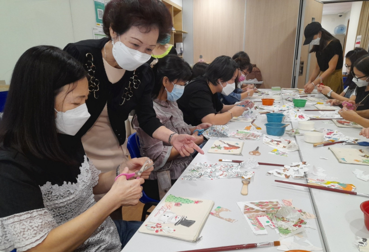 「萬能」義工阿蘇教導會員畫彩畫