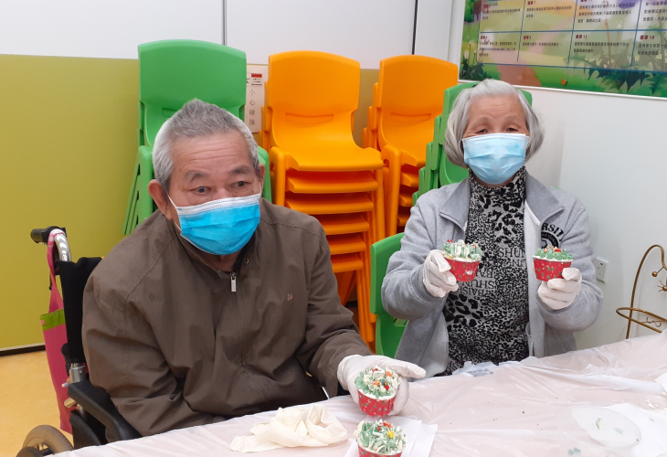 夫婦二人參加中心的「聖誕甜品工作坊」
