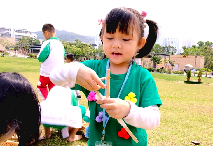 幼兒以雪條棒製作丫叉,玩射擊遊戲