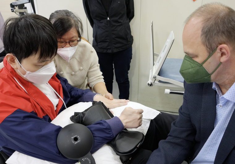 聖公會張國亮伉儷安老服務大樓早前新引進「定位腦磁激療法（rTMS）」
