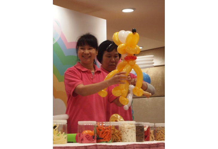 東涌綜合服務「為婦女打氣」的義工在台上表演