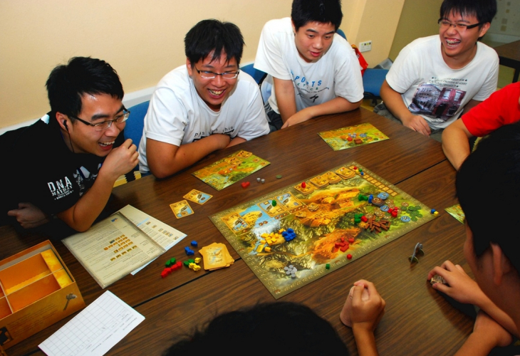 社工周詠禧與青少年於棋盤上歷奇