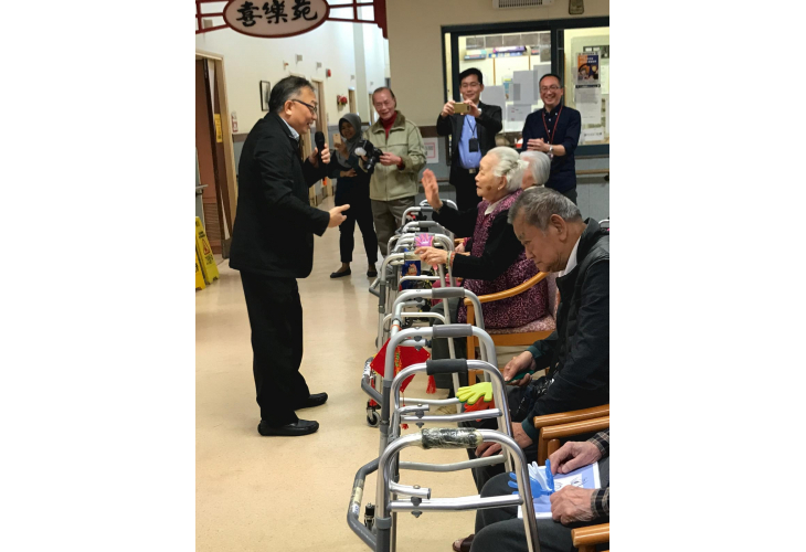 孫楚強博士向老友記又跳又唱表演，連太太都受到感染