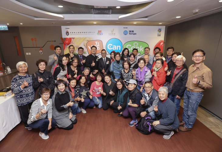 香港聖公會福利協會屬下彩齡學院、香港中華煤氣有限公司、稻苗學院三方代表和一眾參加者和廚師義工合照