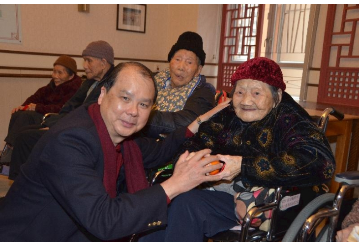張局長向一位103歲的婆婆送上甜柑及祝福