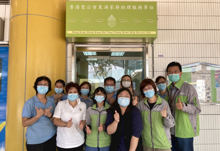 在服務隊的招牌快將拆下前,同工合照留念一番