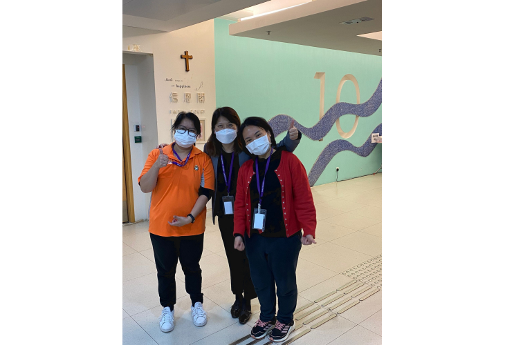 麗娟(左)