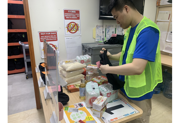 八達通行政總裁應天麒及香港聖公會福利協會總幹事劉冼靜儀到訪恩澤 膳九龍城服務中心，了解恩澤膳短期食物援助服務及平台的運作情況。