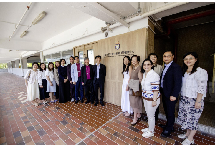 嘉賓在香港聖公會林植豪日間復康中心門外合照