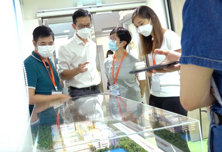 福利協會同工向參加者介紹同心村的建築模型