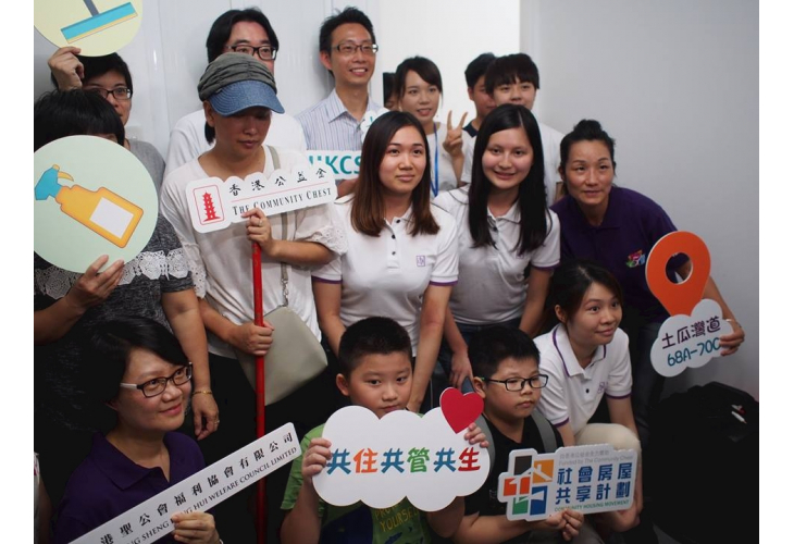 50多名住戶及義工一齊大掃除,並進行大合照