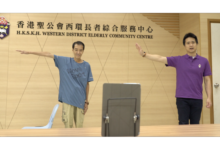 物理治療師與長者示範