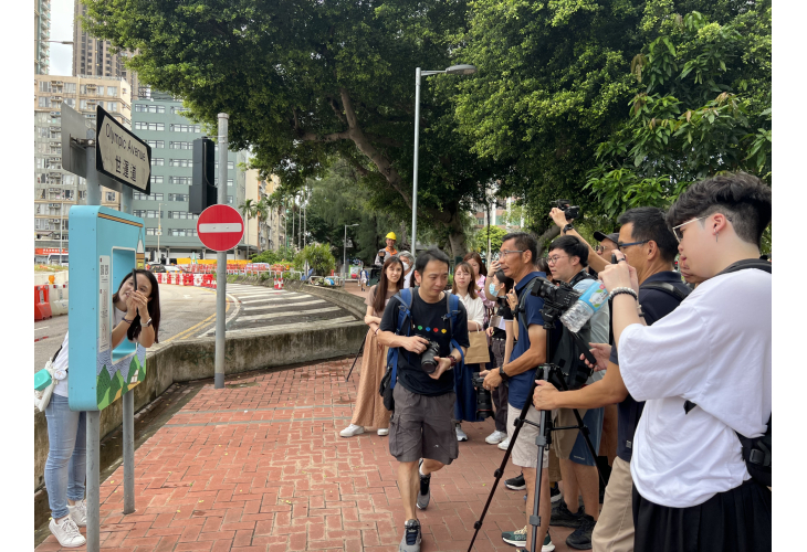 團隊同事向媒體展示設計成果