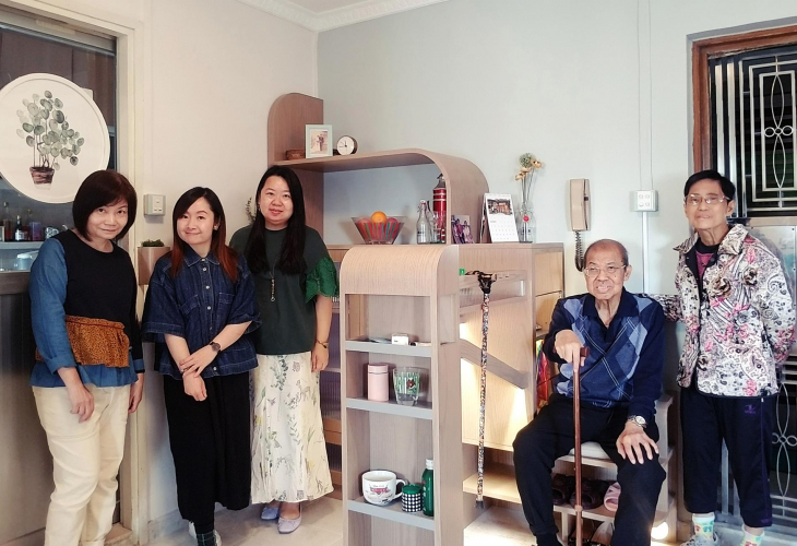 團隊與龐生和龐太一起在單位裡合照