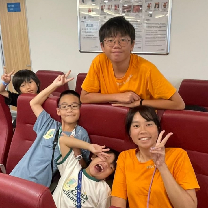 Summer Coach的小導師帶領小朋 友到坪洲進行戶外活動，在真實 環境中累積經驗