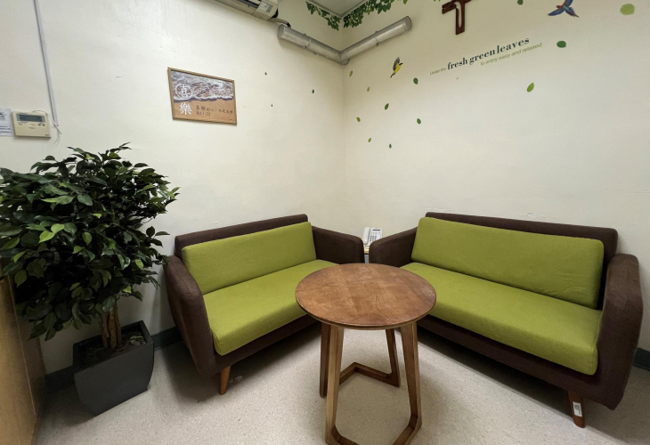 家屬可於寧養房旁邊的會客室休息