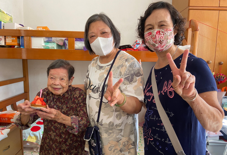 「老友伴」會定期上門探訪長者，更會為他們慶祝生日