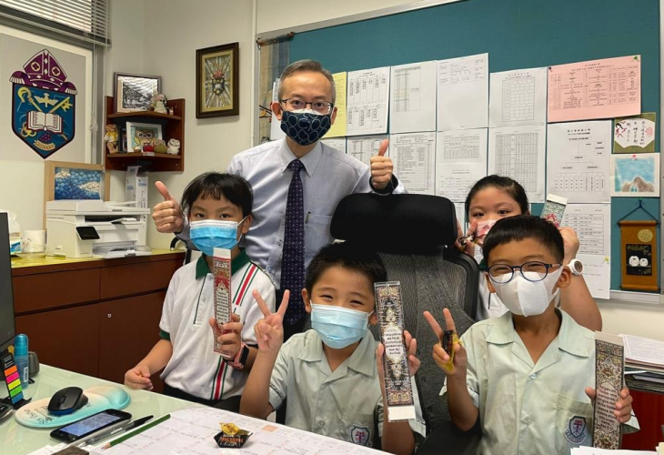學生一同參觀校長室，甚至坐上椅子當一分鐘的「小小校長」