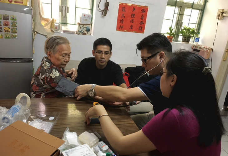 義醫為長者量血壓及檢查藥物