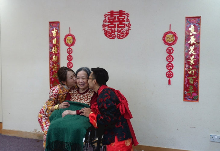 護養院團隊將「靜思室」化身為婚宴場地,讓黃婆婆也可一同見證孫女出嫁的喜悅。
